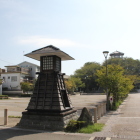 公園広場から城址を望む