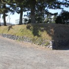 二の丸土塁、相良高校校門脇