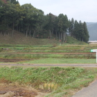 田圃道に在る案内標識と中山城方面切岸