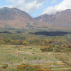 手前の山稜の奥に浅間山