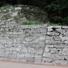 山稜部裾野の城塁石垣異種積の境界線