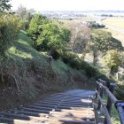 帯曲輪に降りる階段、丘陵高低差