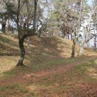 東角の土塁外側