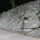 山稜部裾野の城塁の大岩