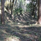 本丸南側月見台への下り道と間の堀