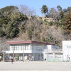 小菊荘南より獅子ヶ鼻砦１曲輪を見上げる