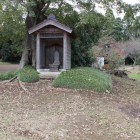 ３郭土塁上の祠