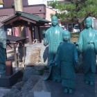 柴田神社の浅井三姉妹の銅像