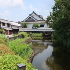 西側の環濠越しの今西家住宅
