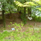 隣接する神社にあった土塁