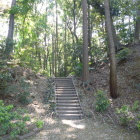 土塁(堀切っぽく見えるのは公園化の際の影響かと)
