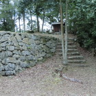 主郭部石垣と祠