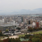 富山市役所の展望塔から見た富山城と山々