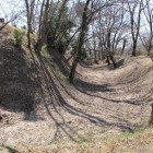 同左より本郭土塁と堀西方向