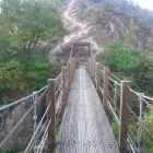 凝灰岩の山に行く吊り橋。渡らないで後方へ
