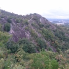 北側の凝灰岩の山