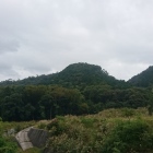 西側から。左手のなだらかな所が大きな曲輪群
