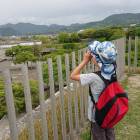 天守台の上。双眼鏡を持ってきていたため、遠くまで見えました。