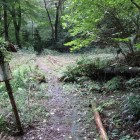 朽ちた案内標識。ここから右手の金子山出丸に登ります