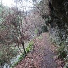 古城めぐり遊歩道。のしかかる岩盤と左手は可児川の崖