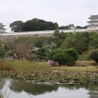 藤見池越しの坤櫓と巽櫓