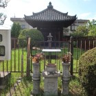 筒井順慶墓所の五輪塔覆堂