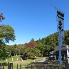 左が居館跡で、右が歴史資料館