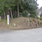 報仏寺駐車場脇の土塁