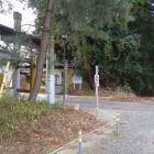 山門？に沿って堀と土塁