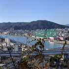 徳島市のシンボル「眉山」が望めます
