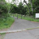 城址碑の在る登城口、駐車場隣