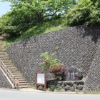 峠の通りから登城階段へ