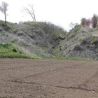 本城、東１間の堀切、土塁