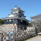天守御門南漆喰土塀脇より