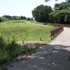 本城郭と蔵郭間の木橋と下は畝掘り草で良く分からず