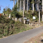 登城口、手前駐車場