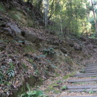 急峻な崖、切岸、登城階段