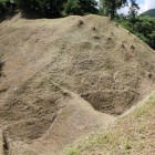 茶臼郭より障子掘を見る、奥は本城郭手前の独立郭