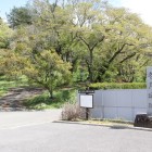 登城口、考古資料館前の城名石碑
