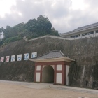 一宮小学校グランドから城址を見上げる