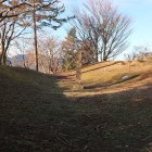 すり鉢状に土塁に囲まれた本丸