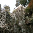 岩盤と一体化した石垣