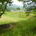 カーブした土塁