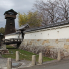 南面の模擬堀、土塀、城門、高櫓