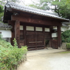 復元された門