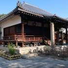 首の地蔵尊が祀られている全興寺本堂