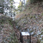 春日山城・鳥越城で見たのに似たV堀(切)