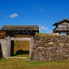 　枡形門と本丸門、石垣