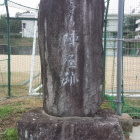 安富中学校前に建つ石碑。