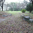 本曲輪内部、左右は低い土塁、石塁